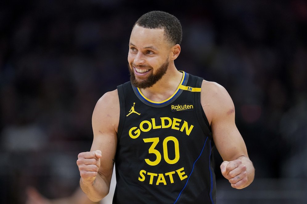 Perbandingan Prestasi Stephen Curry dengan Point Guard Legendaris: Keunikan dan Kelebihannya