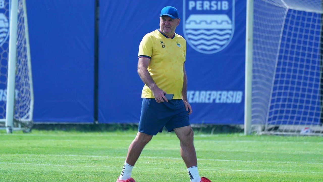 Bojan Hodak Murka soal Kepemimpinan Wasit Usai Persib Ditahan Persik: “Lebih Baik Saya Diam, Kalau Bicara Gaji Dipotong”