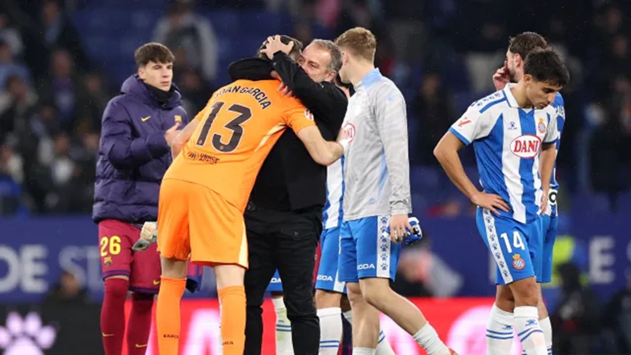 Hansi Flick Apresiasi Peran Joan Garcia Usai Barcelona Menang atas Espanyol