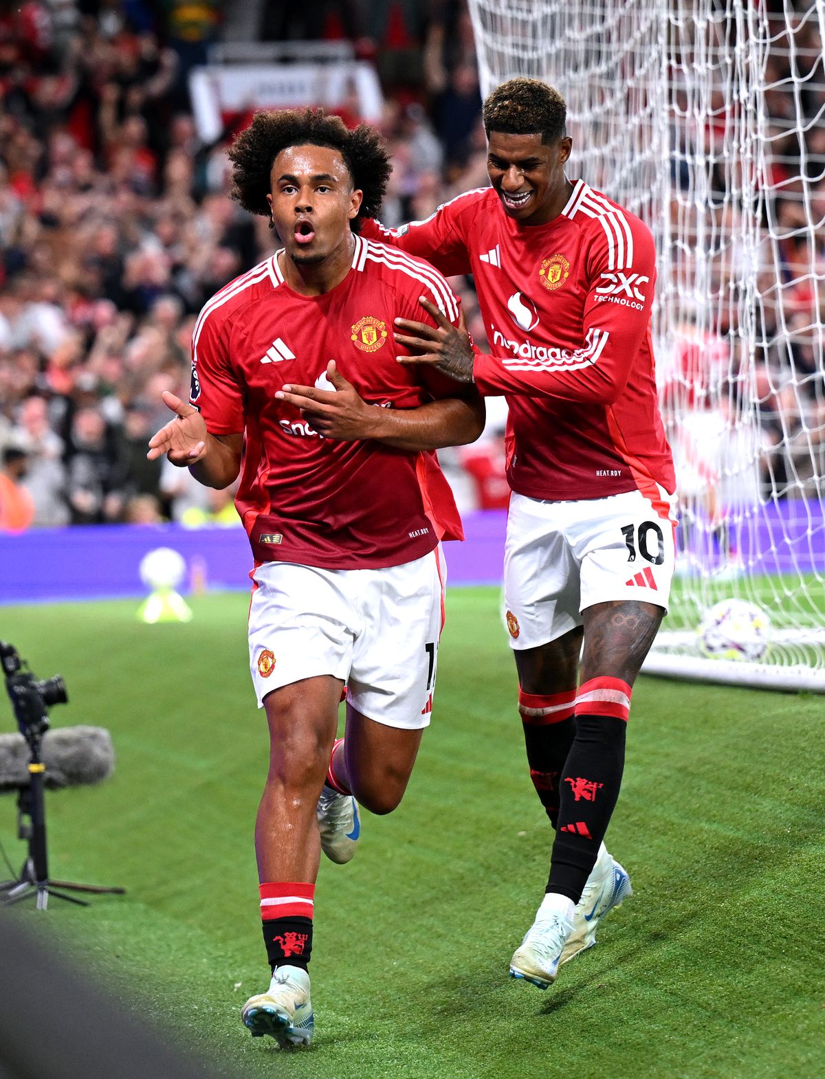 MANCHESTER, ENGLAND - AUGUST 16: Joshua Zirkzee of Manchester United celebrates scoring his team's first goal with teammate Marcus Rashford during the Premier League match between Manchester United FC and Fulham FC at Old Trafford on August 16, 2024 in Manchester, England. (Photo by Michael Regan/Getty Images)
