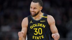 Stephen Curry Memimpin Warriors Tundukkan Bucks dengan Skor 125-111
