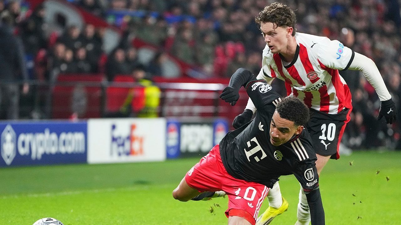 Bayern Menang Tipis atas PSV Berkat Gol Telat Kane di Philips Stadion