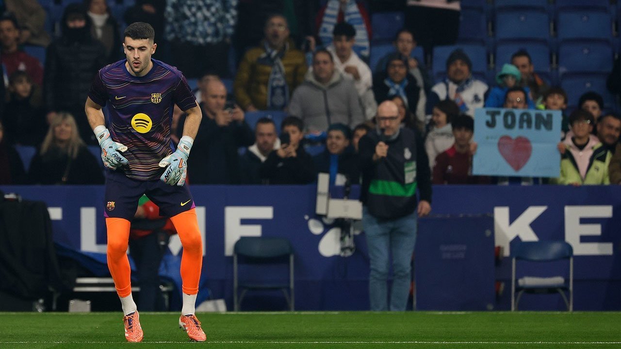 Joan Garcia: Bela Spanyol Bukan Prioritas, Performa di Barcelona Jadi Fokus Utama