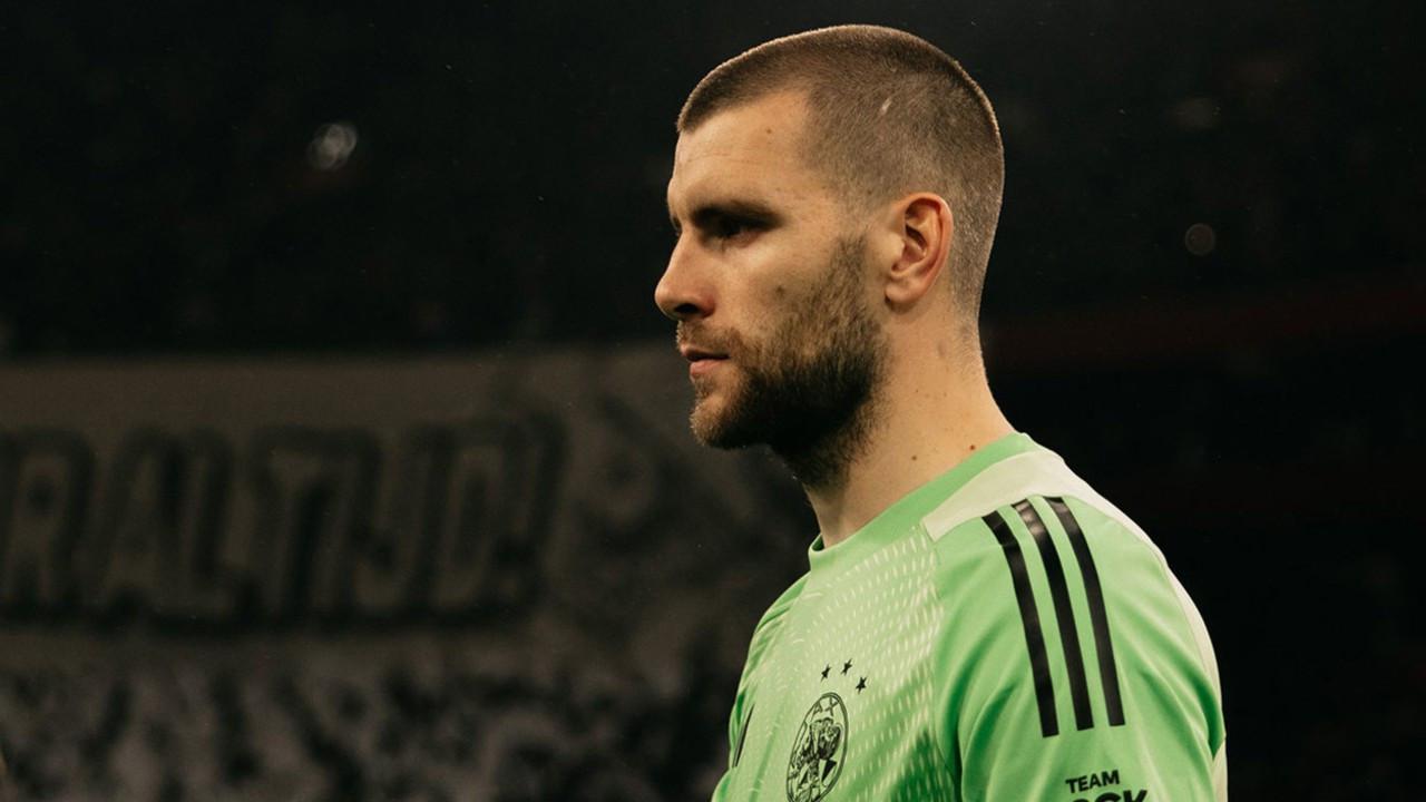 Ajax Pertimbangkan Kiper Baru, Posisi Maarten Paes Bisa Terancam