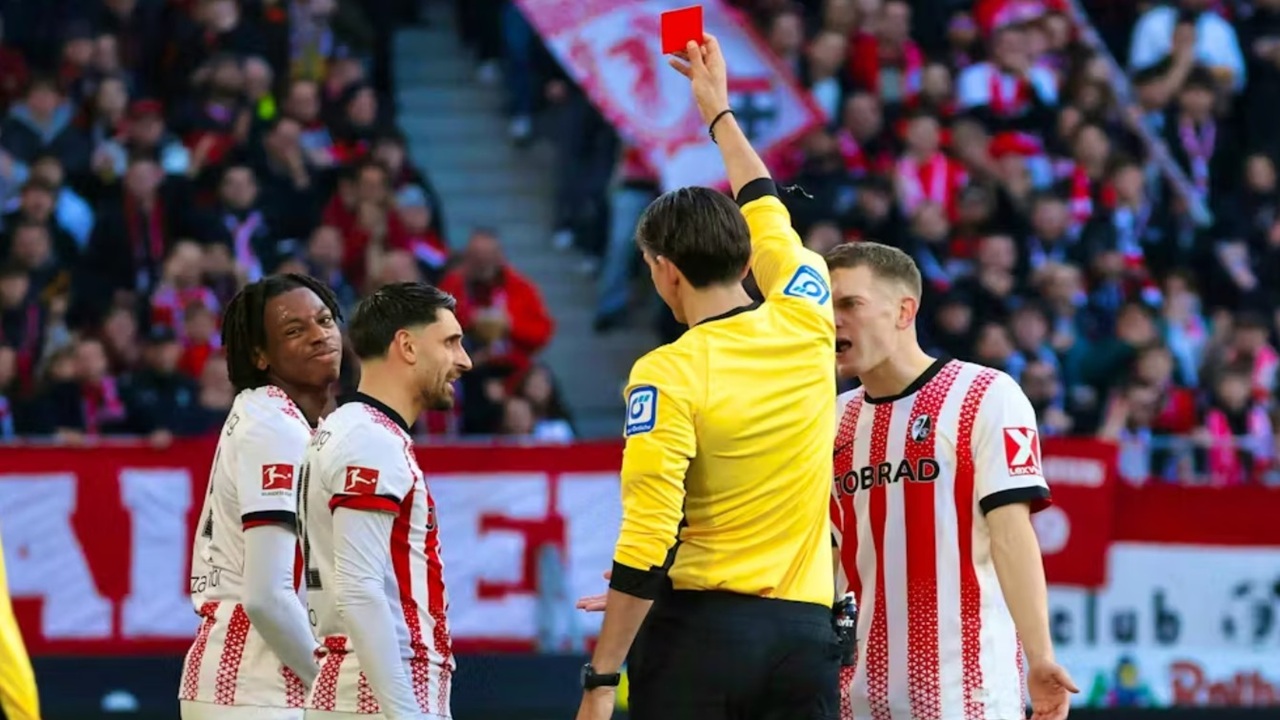 Gelandang Freiburg Johan Manzambi Dihukum Larangan Bermain Tiga Laga