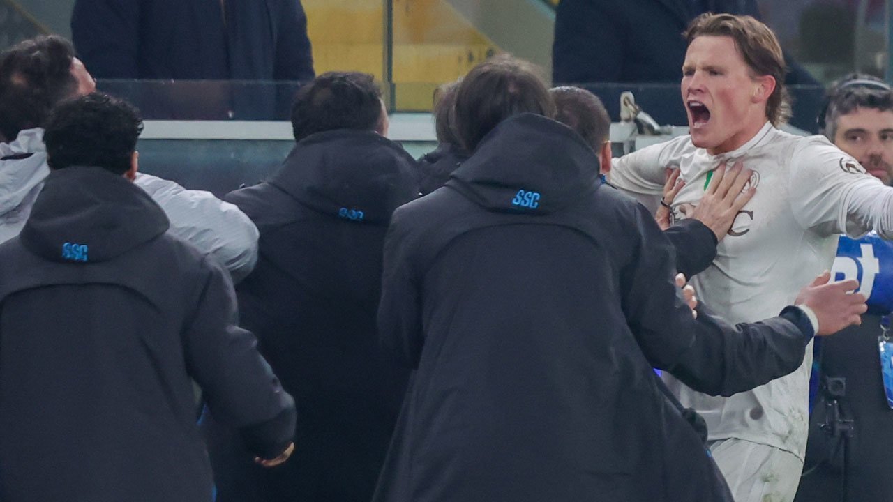 Hasil Genoa vs Napoli: Hojlund Jadi Penentu Kemenangan Dramatis Meski Partenopei Hanya 10 Pemain