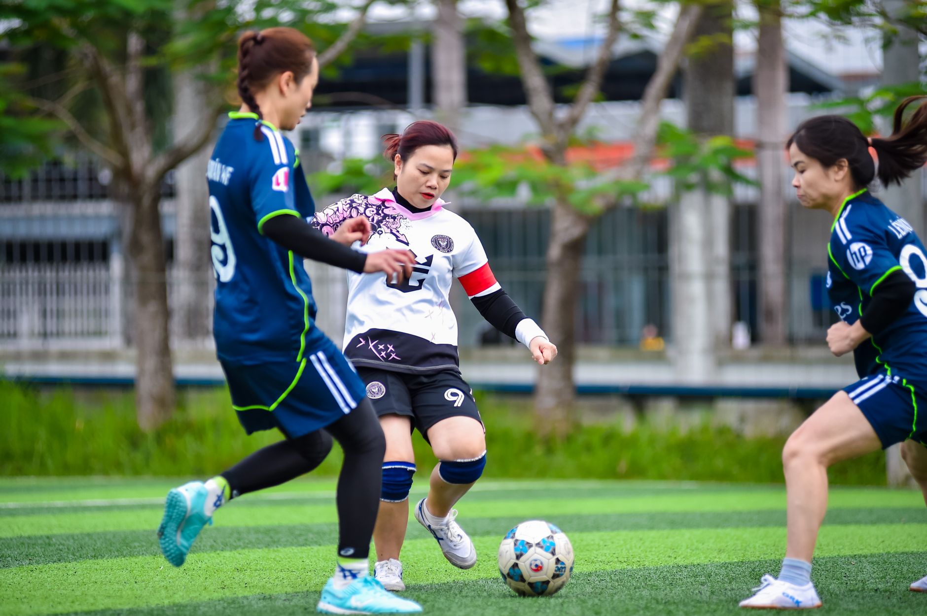 Pertandingan sepak bola wanita yang penuh energi menampilkan kerja sama tim dan keterampilan di Hà Nội, Vietnam.