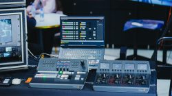 Peralatan penyuntingan audio-visual profesional dalam lingkungan studio digital.