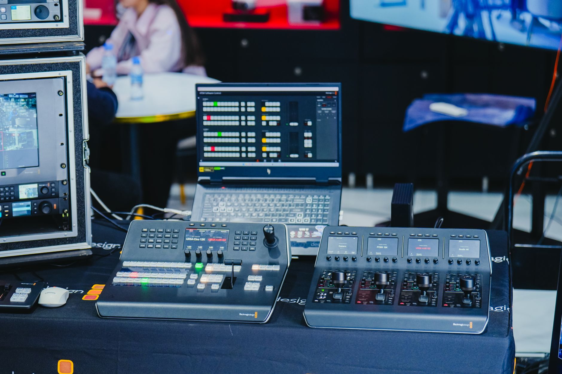 Peralatan penyuntingan audio-visual profesional dalam lingkungan studio digital.