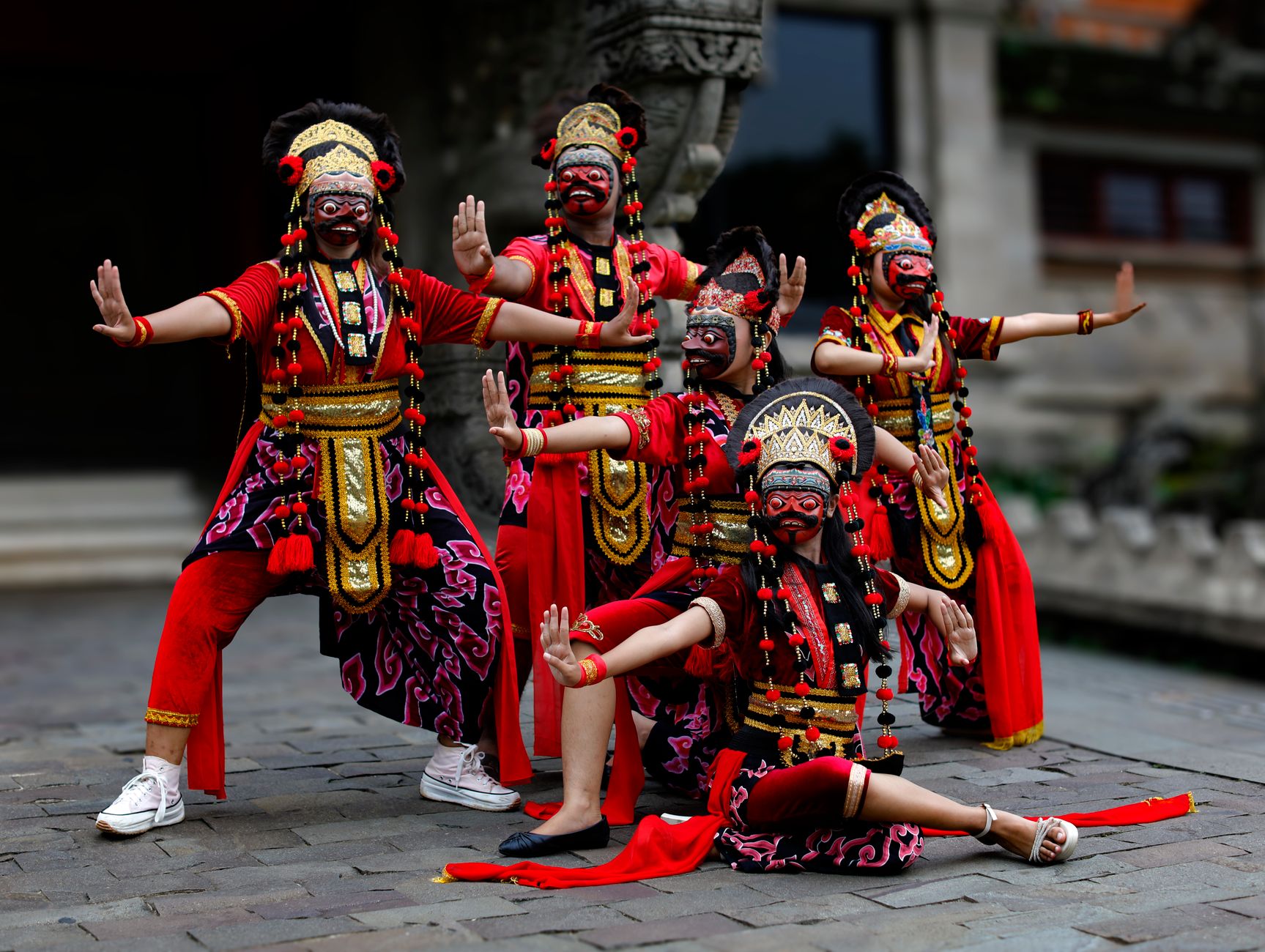 Sekelompok penari dengan pakaian tradisional berwarna cerah saat menampilkan tarian Bali di Jakarta, Indonesia.