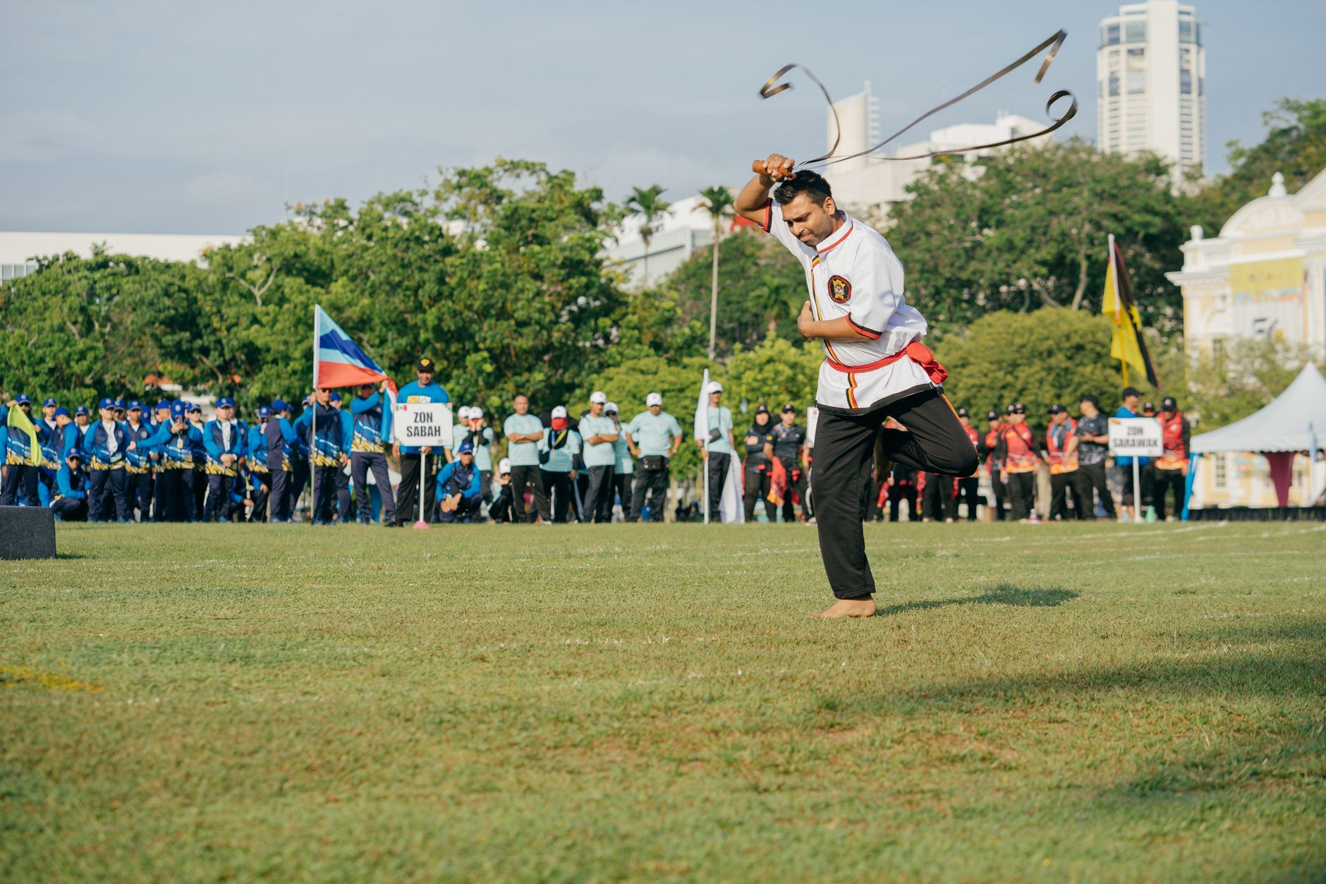 Seorang seniman bela diri mendemonstrasikan pedang urumi saat pertunjukan budaya di George Town, Penang.