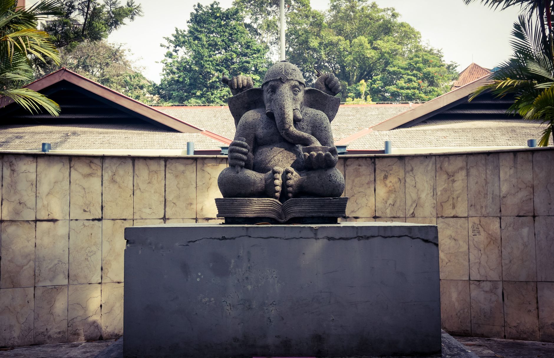 Sebuah patung Ganesha yang tenang di lingkungan luar ruangan di Bandung, Indonesia.
