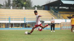 Aksi sepak bola dinamis yang diambil selama pertandingan di Jakarta, Indonesia.