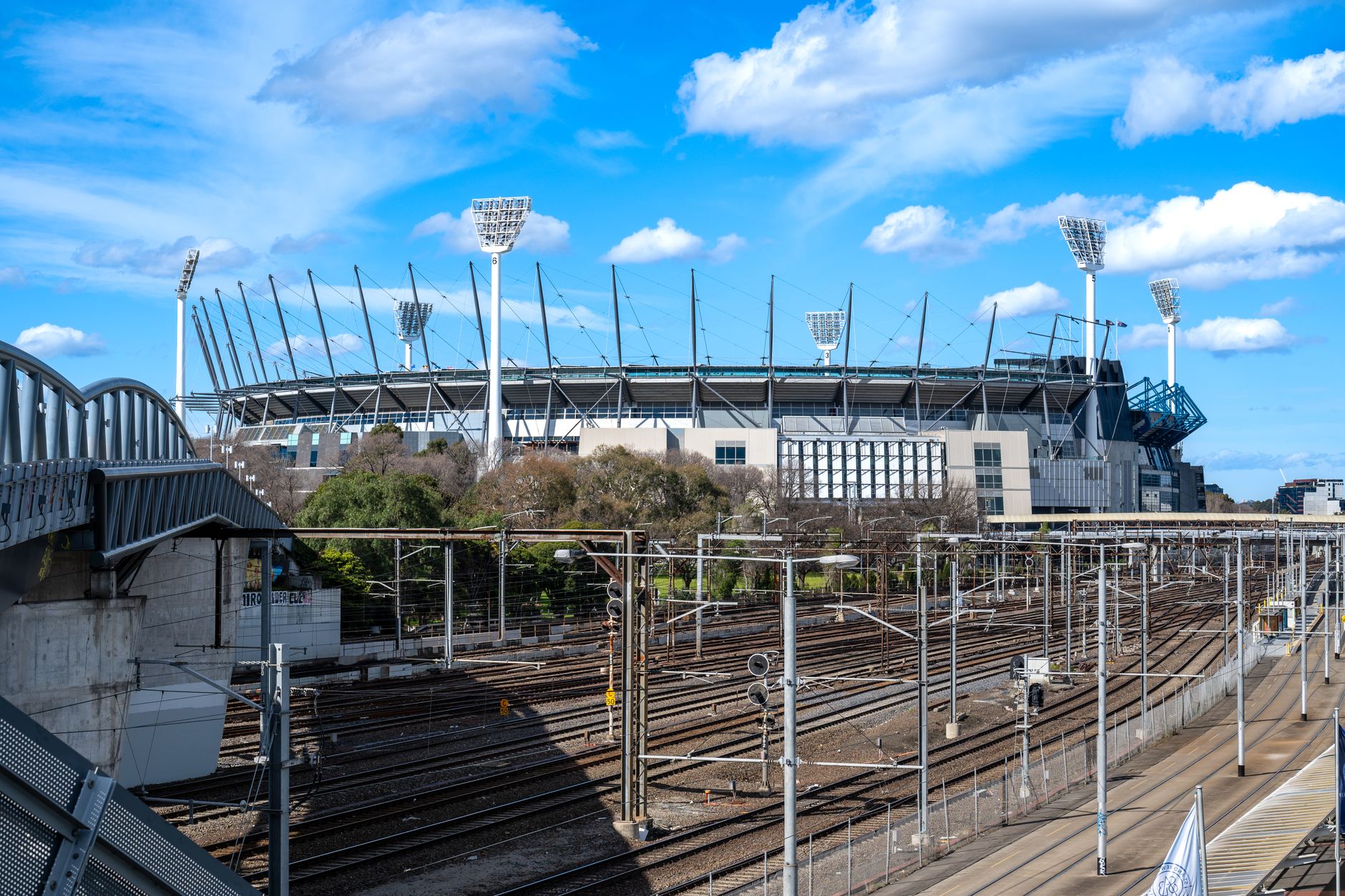 Pemandangan cerah Melbourne Cricket Ground dan jalur kereta api di dekatnya di Richmond, Australia.